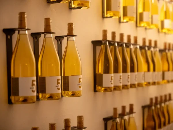 Bouteilles de vin dans un chai urbain à Lyon pour un séjour gastronomique Atripik.